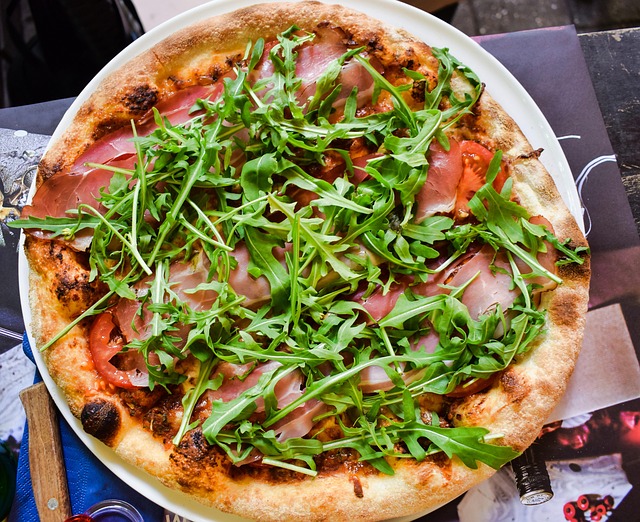 Prosciutto arugula pizza